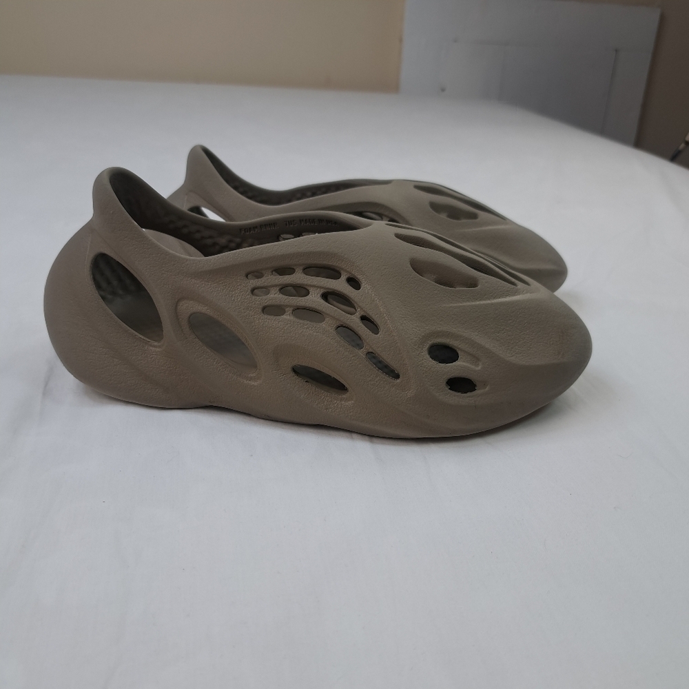 Yeezy Foam Runner Taupe Slip-On Athletic Shoes
